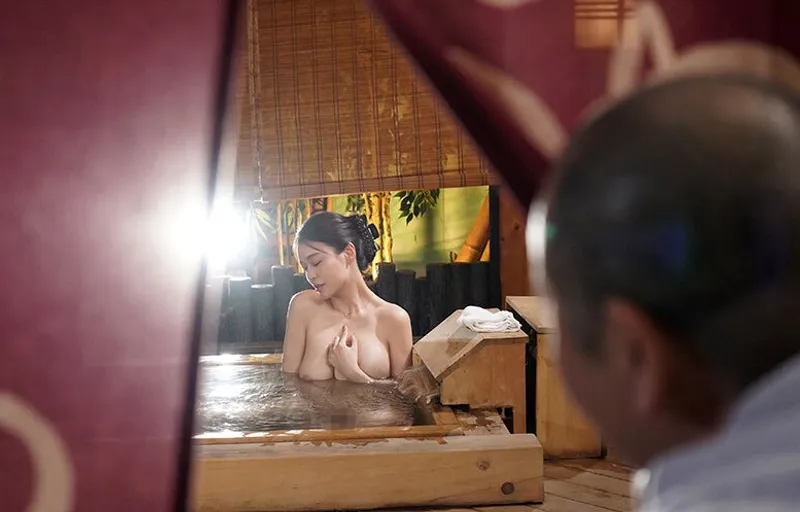 Vợ sắp cưới của con trai bị bố chồng yêu nhìn trộm khi đang tắm rồi nện đến mang thai
